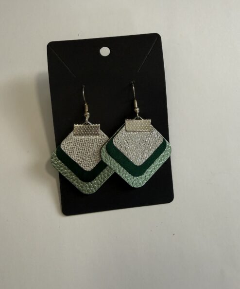 A LEYA bőr kézműves fülbevaló rombusz trio alternatív nézete