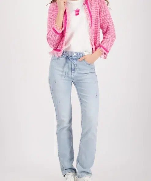 A Monari világoskék farmer alternatív nézete