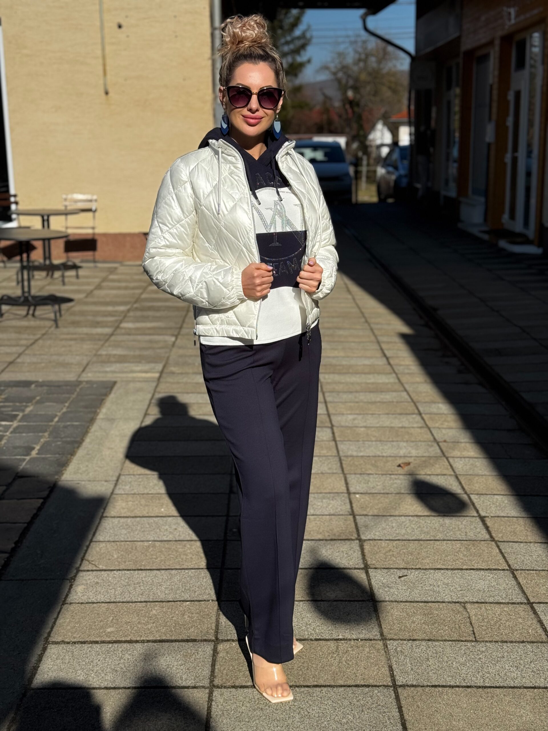 Monari sötétkék gumis derekú nadrág - Image 4