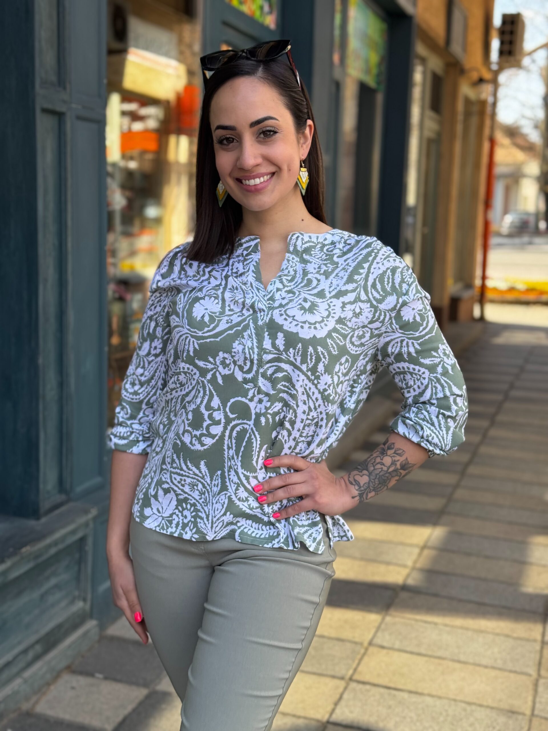 Navigazione oliva-fehér mintás viszkóz tunika