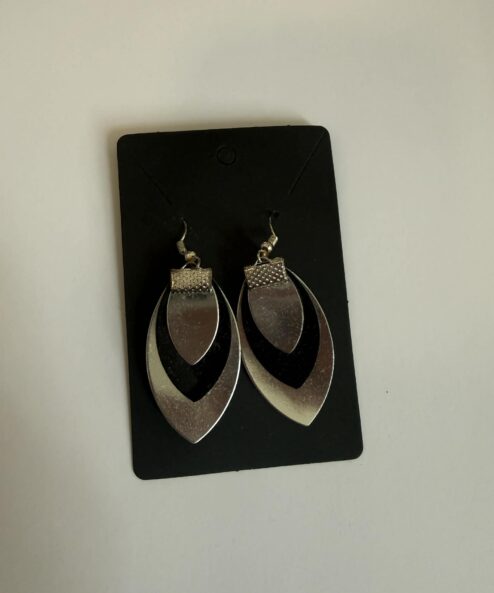 A LEYA bőr kézműves fülbevaló monocrome alternatív nézete